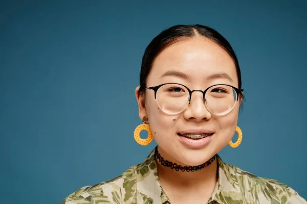 Asyalı Genç Kızın Asgari Portresi Diş Teli Takıyor Mavi Arka — Stok fotoğraf