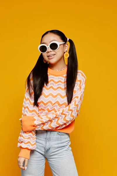 Vertikalt Porträtt Tonåring Asiatisk Flicka Bär Vita Solglasögon Över Levande — Stockfoto