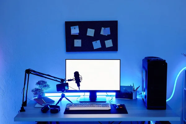 Taustakuva Pelaamista Setup Pöydällä Valaistu Sininen Neon Valaistus Näytön Mallinnus — kuvapankkivalokuva