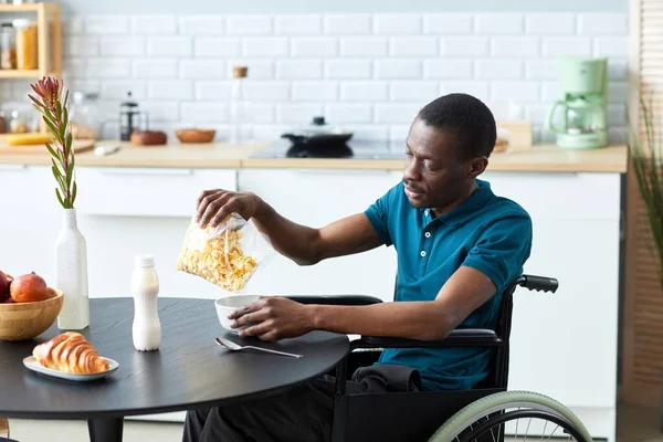 Widok Boku Portret Czarny Dorosły Mężczyzna Niepełnosprawnością Jedzenia Płatków Zbożowych — Zdjęcie stockowe