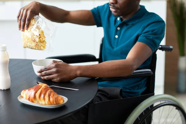 Primer Plano Del Hombre Adulto Negro Con Discapacidad Comer Cereales —  Fotos de Stock