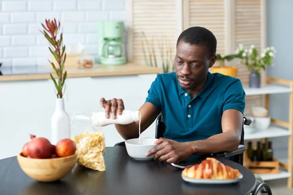エレガントな家庭のキッチンで軽い朝食を楽しむ障害のある黒人の大人の男の肖像画 コピースペース — ストック写真