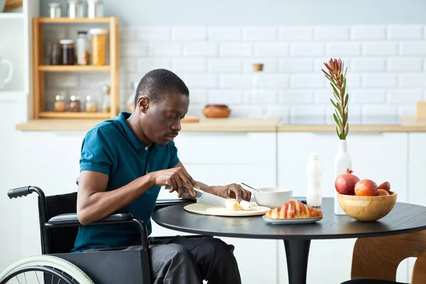 Retrato Vista Lateral Del Hombre Negro Con Discapacidad Disfrutando Desayuno —  Fotos de Stock