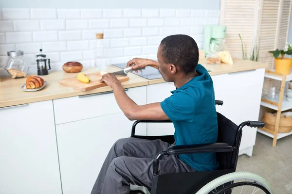 Duży Kąt Portret Niezależnego Czarnego Człowieka Niepełnosprawnością Gotowanie Śniadanie Kuchni — Zdjęcie stockowe