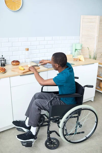 Retrato Cuerpo Entero Del Hombre Negro Adulto Con Discapacidad Cocinando —  Fotos de Stock