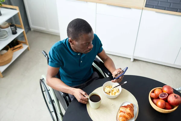 Bovenaanzicht Van Zwarte Volwassen Man Met Een Handicap Ontbijten Huis — Stockfoto
