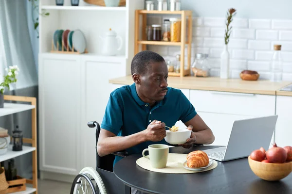 Retrato Hombre Adulto Negro Con Discapacidad Desayunando Mesa Cocina Viendo —  Fotos de Stock
