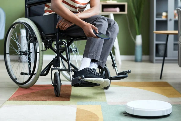 Przycięty Kadr Współczesnego Człowieka Niepełnosprawnością Pomocą Bezprzewodowego Robota Odkurzacza Domu — Zdjęcie stockowe