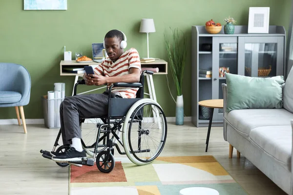 Retrato Cuerpo Entero Del Hombre Negro Con Discapacidad Usando Smartphone —  Fotos de Stock