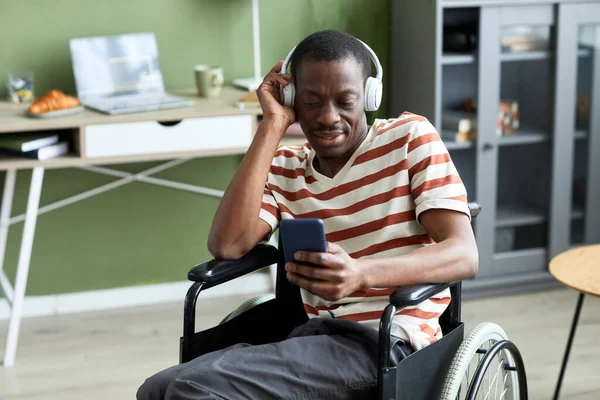 Retrato Hombre Negro Sonriente Con Discapacidad Escuchando Música Usando Teléfono —  Fotos de Stock