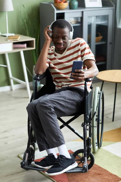Retrato Completo Del Hombre Afroamericano Sonriente Con Discapacidad Escuchando Música —  Fotos de Stock