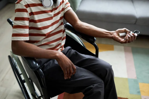 Zbliżenie Osoby Niepełnosprawnej Ćwiczącej Mięśnie Rąk Rąk Pomocą Ekspandera Dłoni — Zdjęcie stockowe