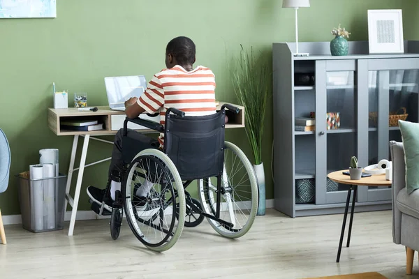 Tekerlekli Sandalyedeki Afrikalı Amerikalının Arka Plan Portresi Evde Çalışırken Dizüstü — Stok fotoğraf