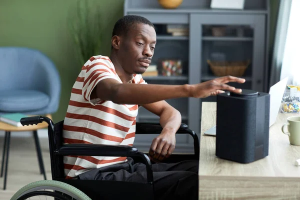Ritratto Laterale Dell Uomo Afroamericano Con Disabilità Con Altoparlante Intelligente — Foto Stock