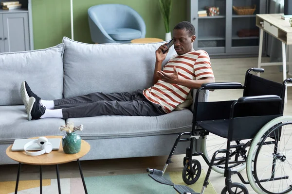 Retrato Vista Lateral Del Hombre Afroamericano Con Discapacidad Hablando Por —  Fotos de Stock