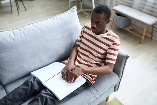 Porträt Eines Afroamerikanischen Blinden Der Hause Auf Der Couch Ein — Stockfoto
