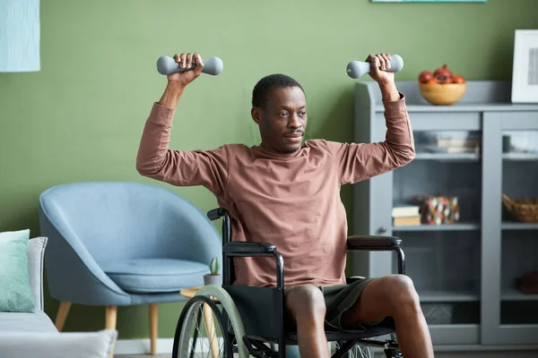 Retrato Hombre Afroamericano Con Discapacidad Haciendo Ejercicio Con Pesas Casa —  Fotos de Stock
