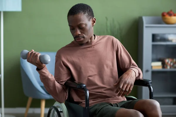 Minimalny Portret Afroamerykanina Niepełnosprawnością Ćwiczącego Domu Pomocą Hantli — Zdjęcie stockowe