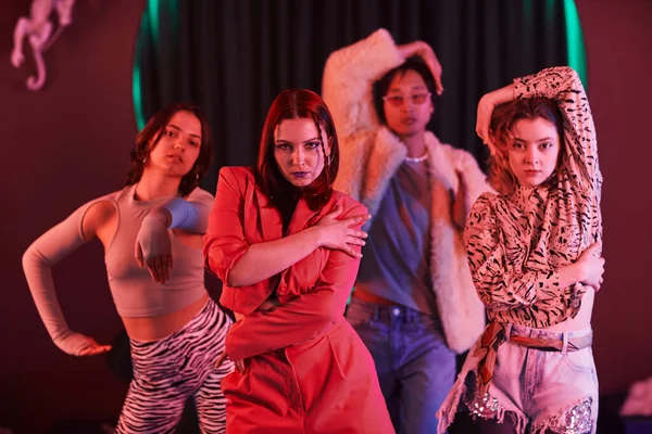 Group Girls Vogue Dance Crew Posing Studio Red Neon Light — Stock Photo, Image