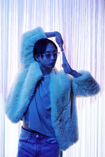 Tailliertes Porträt Eines Extravaganten Asiatischen Mannes Der Blauem Neonlicht Tanzt — Stockfoto