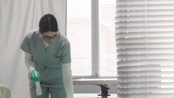 Jovem Enfermeira Branca Limpeza Enfermaria Hospitalar Leito Esterilizante Outras Superfícies — Vídeo de Stock