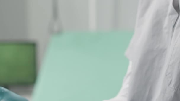 Нахилений Знімок Молодого Кавказького Хірурга Скрабах Медичних Рукавичках Під Час — стокове відео