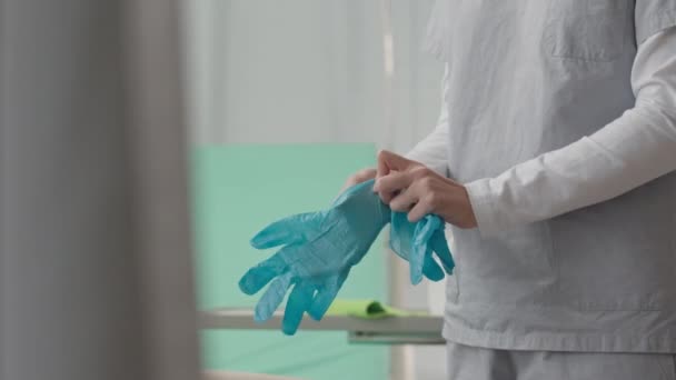 Gehakt Schot Van Onherkenbare Vrouwelijke Verpleegster Scrubs Die Medische Handschoenen — Stockvideo