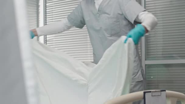 Beskuren Bild Oigenkännlig Kvinnlig Sjuksköterska Bädda Sängen Sjukhus Avdelning Samtidigt — Stockvideo
