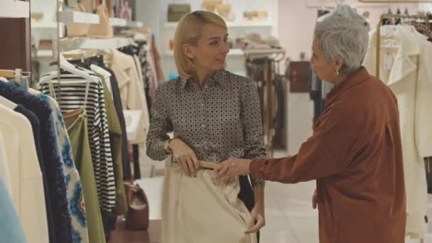 Shop Konzultant Pomáhá Ženské Zákaznici Vybrat Elegantní Oblečení Značkovém Obchodě — Stock video