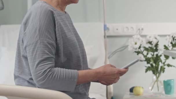 Naklonit Záběr Usměvavé Starší Asijské Žena Sedí Nemocniční Posteli Textování — Stock video