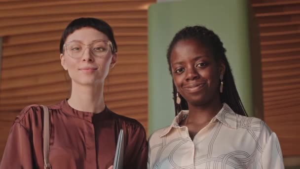 Hrudník Nahoru Portrét Dvou Multietnických Mladých Kolegyň Usmívajících Kameru Stojící — Stock video
