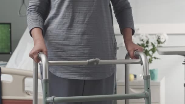 Colpo Ritagliato Paziente Donna Irriconoscibile Con Walker Piedi Nel Reparto — Video Stock
