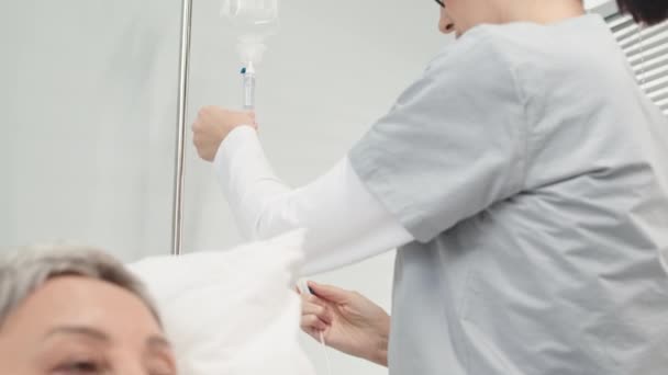 Krankenschwester Setzt Betagte Asiatin Krankenhausbett — Stockvideo