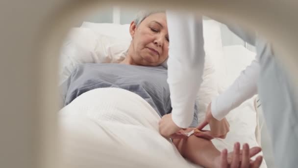 Sestra Putting Dropper Zralý Asijské Žena Rakovinou Ležící Nemocnici Lůžko — Stock video