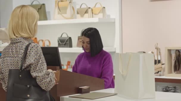 Tasarımcı Galerisinden Kıyafet Alırken Kredi Kartı Kullanan Zarif Sarışın Kadın — Stok video