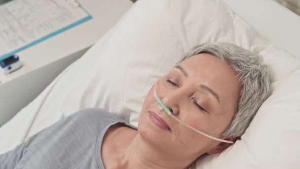Senior Asian Woman Nasal Cannula Resting Bed Hospital Ward — Stock Video
