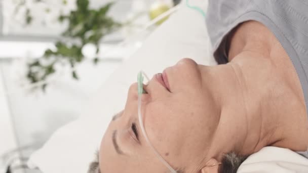 Tiro Vertical Sênior Asiático Mulher Com Nasal Cânula Cochilando Hospital — Vídeo de Stock