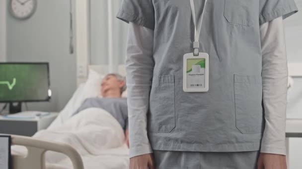 Обрізаний Знімок Невизначеної Медсестри Скрабах Стоять Перед Камерою Зріла Азіатка — стокове відео