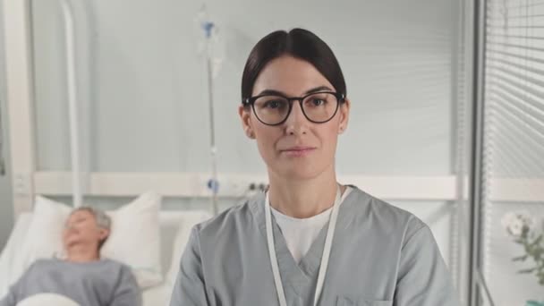 Портрет Молодої Медсестри Яка Позує Камерою Стоїть Сучасному Лікарняному Палаті — стокове відео