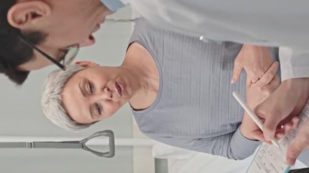 Plan Vertical Jeune Médecin Masculin Blouse Blanche Lunettes Vérifiant Femme — Video