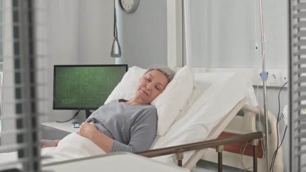Старша Азіатка Затягується Зручне Лікарняне Ліжко Відновлюється Після Операції — стокове відео