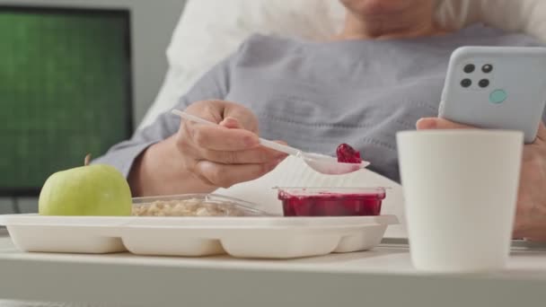 Schnappschuss Von Unkenntlich Gemachter Patientin Mit Smartphone Beim Gesunden Frühstück — Stockvideo