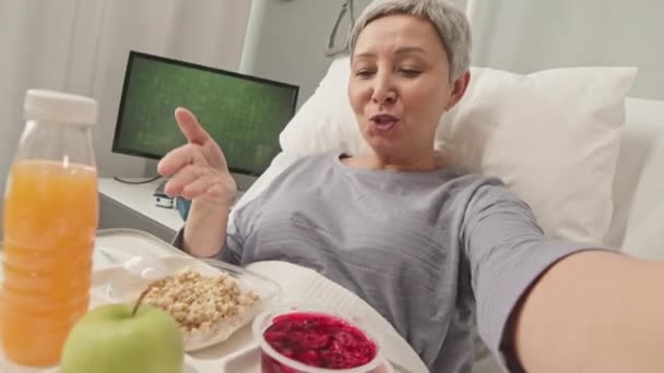 亚洲成年妇女手持Pov录像 记录自己躺在病床上 早餐放在盘子里 — 图库视频影像