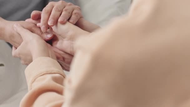 Дочка Яка Відвідує Хвору Матір Лікарні Тримає Руки Розмовляє Палаті — стокове відео