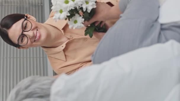 Yetişkin Bir Kızın Hasta Annesini Ziyaret Edip Ona Çiçek Getirdiği — Stok video