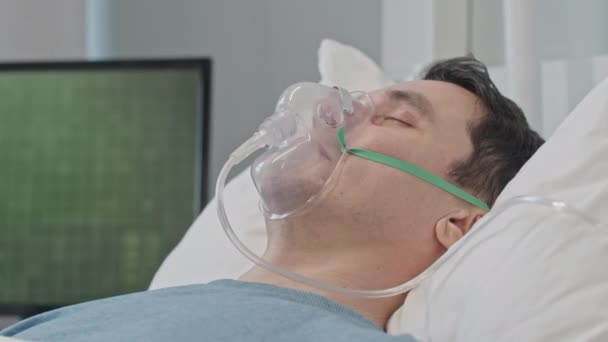 Close Van Blanke Man Met Zuurstofmasker Liggend Bed Ziekenhuiskamer — Stockvideo