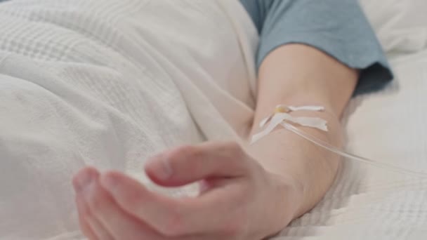 Невпізнаваний Пацієнт Чоловічої Статі Внутрішньовенною Крапельницею Лежить Лікарняному Ліжку — стокове відео