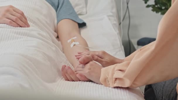 Vágott Lövés Feleség Támogató Férj Feküdt Ágyon Kórházi Kórteremben Intravénásan — Stock videók
