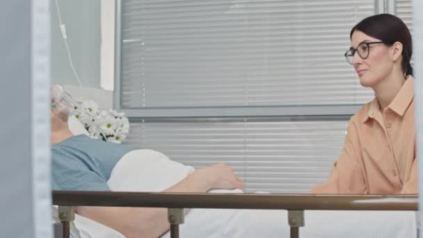 Jovem Mulher Branca Visitando Seu Marido Doente Hospital Deitada Cama — Vídeo de Stock