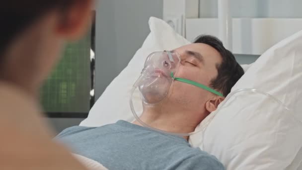 Felismerhetetlen Meglátogatja Férjét Oxigénmaszkban Kórházi Ágyon Alszik Kórteremben — Stock videók